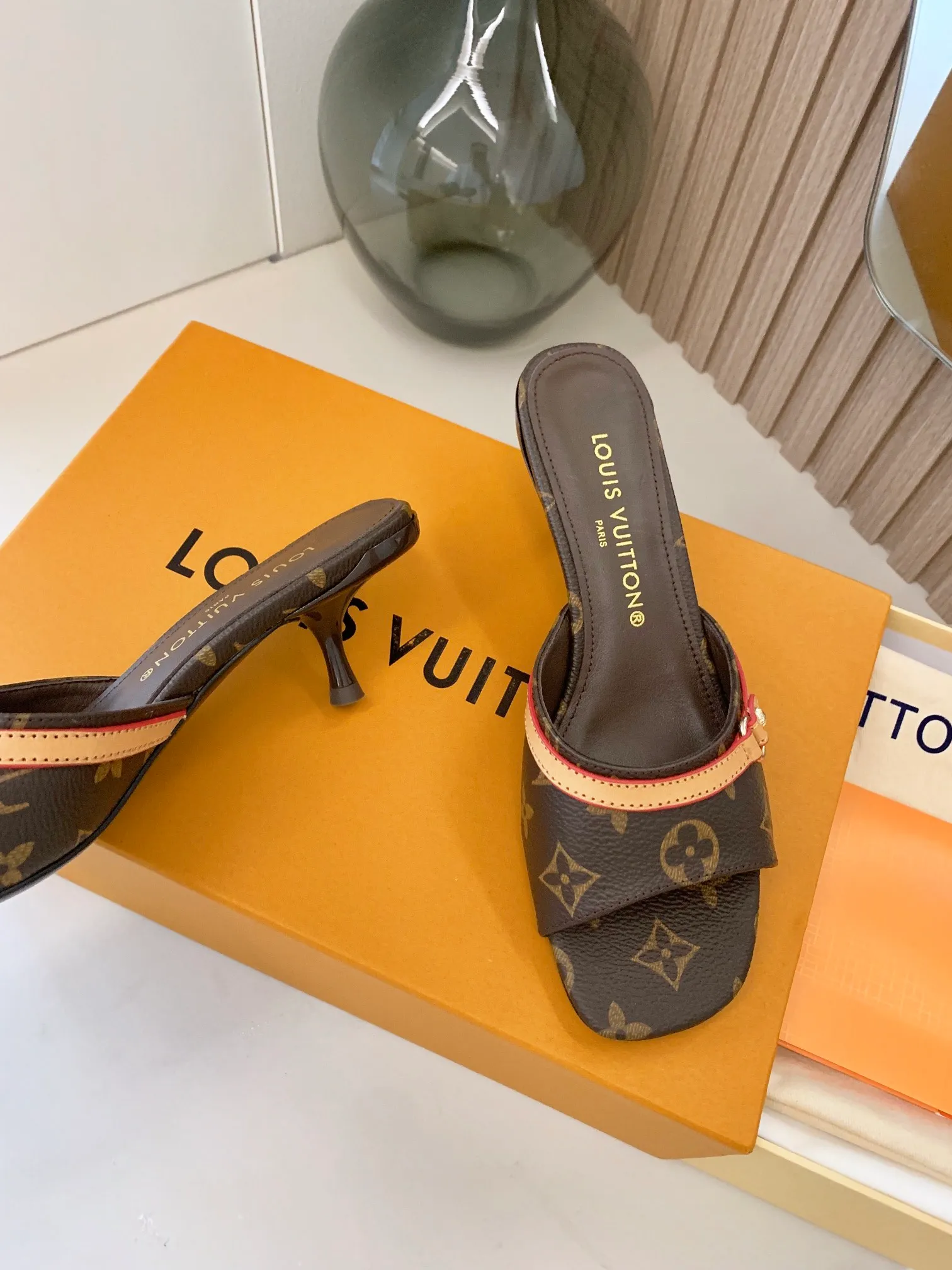 👟👟Ex-factory price 440👟👟 LV ss24 new arrival～Spring and summer single cat heels. The brown leather with tannin color is so brilliant! The perfect kitten heel, which is just right, is high-end, classic, sexy and comfortable, and it has full marks for summer shoes 💯 It is a must-have item to match! Material: Denim➕Cow leather Lining: Full sheepskin for foot pads Outsole: Genuine leather outsole Shoe size: 34-40